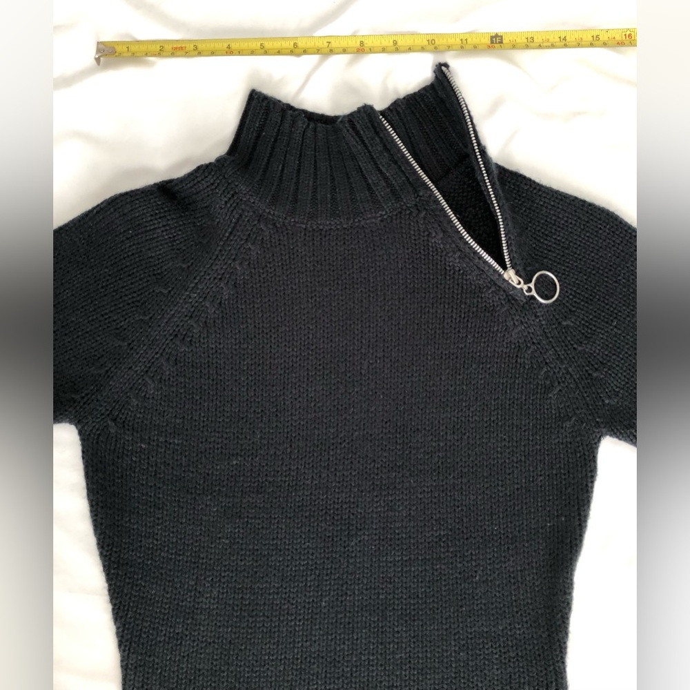 90’s Energie rich black knit sweater with sexy functional zipper accent. - Picture 4 of 10